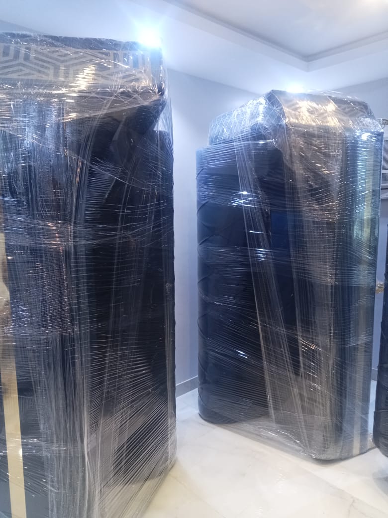 تحميل العفش داخل سيارة النقل